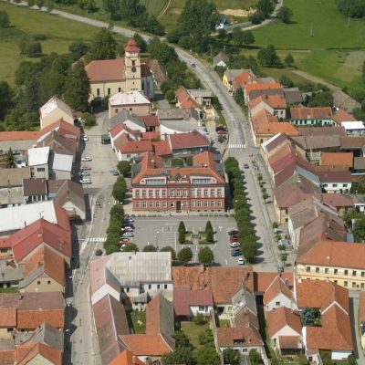 1 Letecký snímek školy uprostrřed náměstí