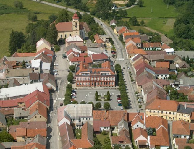 1 Letecký snímek školy uprostrřed náměstí