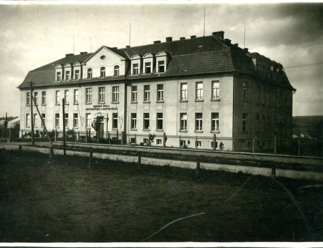 13348 f - ič. 53617 - budova Odborné hospodářské školy v Čihovicích, nyní budova týnského gymnázia cca 30. léta 20. století