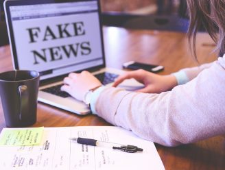 Jak učit o dezinformacích? Nemoralizovat, vytvářet diskuzi a fake news objevovat hrou