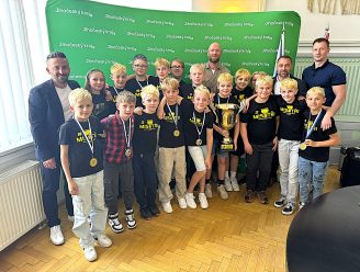 Mladí hokejisté z Vimperka si dojeli pro gratulaci od náměstka hejtmana i hokejové legendy