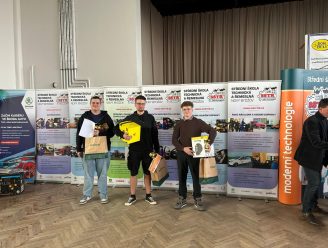 Dvojitá radost v Hněvkovicích: medaile svářečů a nové vozy do výuky