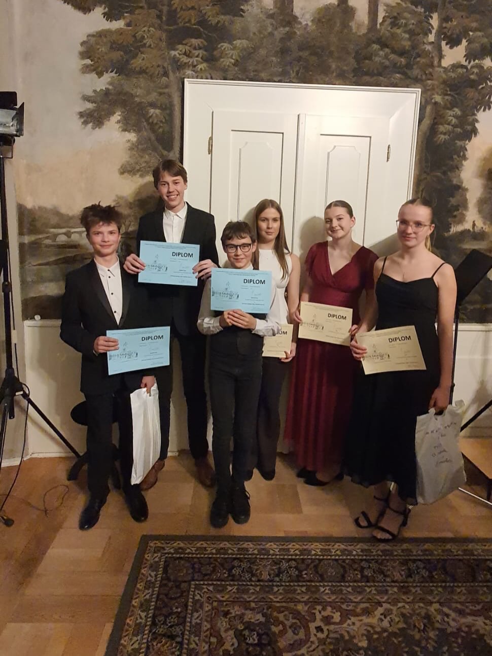 Žáci ZUŠ Oskara Nedbala v Táboře přivezli z krajského kola souborů smyčcových nástrojů ve Strakonicích tři 1. místa, z toho jedno s postupem do CELOSTÁTNÍHO KOLA