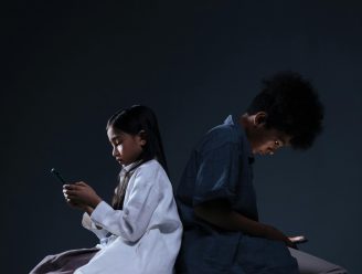 Zákazy mobilů nepomůžou. Co doopravdy řídí tvou náladu na sítích?