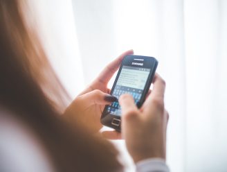 S kým si děti píšou o intimitě? Data ukazují, že rodiče nahradil internet