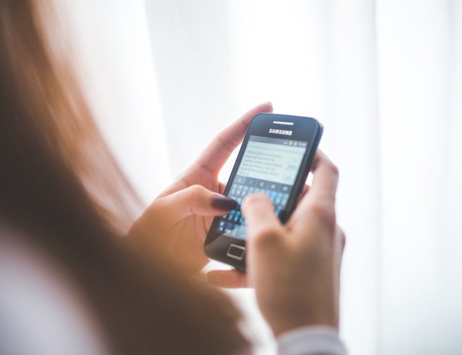 S kým si děti píšou o intimitě? Data ukazují, že rodiče nahradil internet