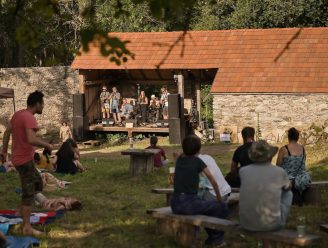 Pasovarské tvrzení: Festival bez elektřiny zachraňuje zaniklou tvrz