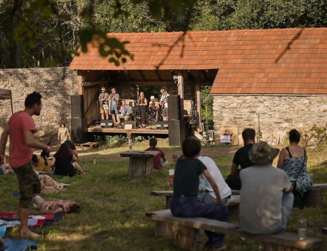 Pasovarské tvrzení: Festival bez elektřiny zachraňuje zaniklou tvrz