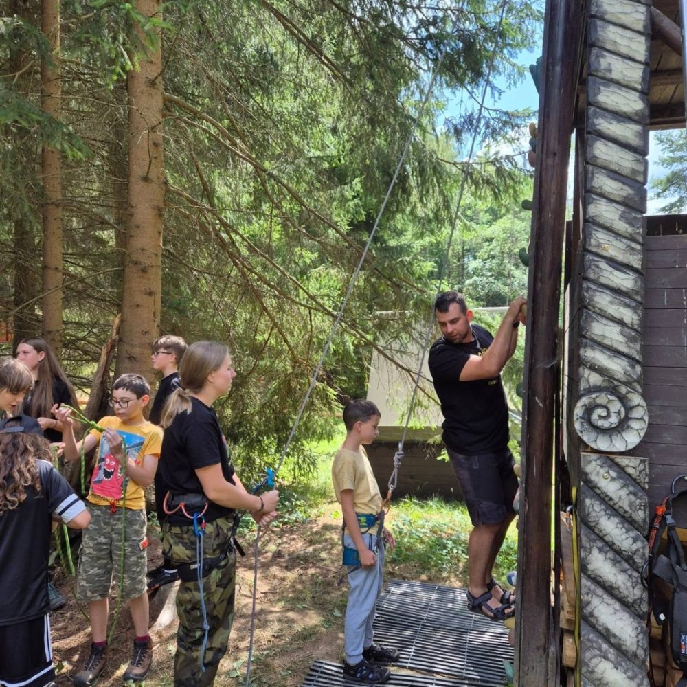 Členové týmu odpovídají nejen za plánování, ale také za samotnou realizaci aktivit s dětmi. Foto: RADAMBUK Členové týmu odpovídají nejen za plánování, ale také za samotnou realizaci aktivit s dětmi. Foto: RADAMBUK